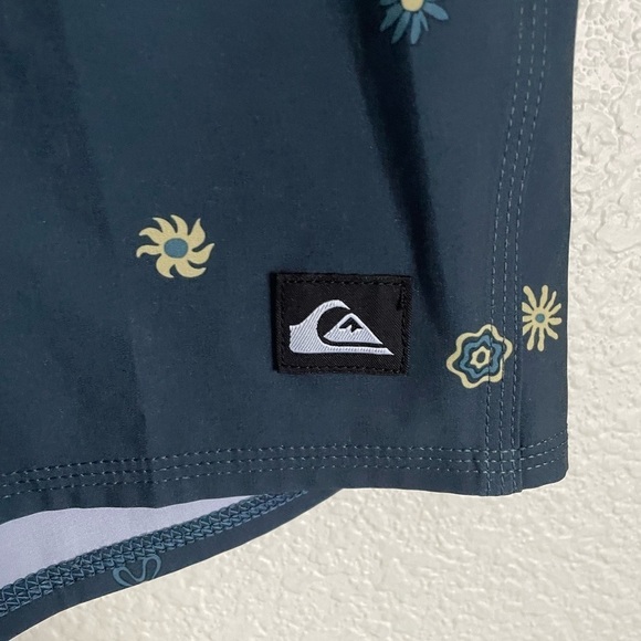 Quiksilver Men’s Surfsilk 69 18” Boardshorts Sz 28 Midnight Navy Heat Waves - Picture 6 of 10